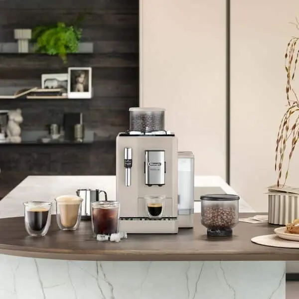 Over de De'Longhi Rivelia Sand Beige